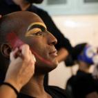 En la sala hay un total de cuatro maquilladores. Cada uno tiene sus personajes fijos, no varían de un día a otro. Cuanta más práctica tengan, mucho más rápida es el proceso de preparación. Cuando empezó la obra en 2011, el tiempo medio e...