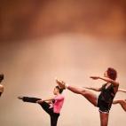 Y mientras unos se maquillan en el piso de abajo del escenario, en la parte superior se suceden los calentamientos. Cada día la preparación física es distinta, unas veces la organiza el coreógrafo y en otras ocasiones la lidera uno de los ac...