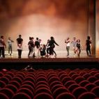 En esta ocasión el calentamiento coincide con un ensayo del primer número del musical, otras veces son clases de zumba y en algunas ocasiones toca hacer abdominales. Antes de ir a maquillarse, los actores hacen un calentamiento de voz y repasa...