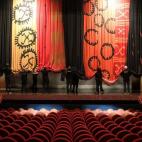 Pero los intérpretes no son los únicos que tienen que ensayar. Para que no haya problemas cuando se levante el telón, es necesario que se lleve a cabo la pasada técnica. Consiste en comprobar que todos los mecanismos funcionan: los lienzos q...