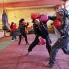 Varias boxeadoras afganas entrenan en el club de boxeo de Kabul.