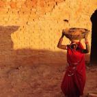 Una mujer india, en una fábrica de ladrillos en Allahabad.