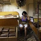 Una mujer cubana trabaja en la fábrica de puros H. Upmann en La Habana.