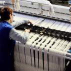 Una empleada de la empresa Lemaitre Demeestere trabaja en un telar de lino en Halluin, en el norte de Francia.