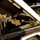 Cristina Isidro Salazar (I) y Felicitas Contreras Santiago reparan su camioneta para poder transportar madera a las zonas de construcción de la ciudad mexicana de San Pablo Huixtepec.