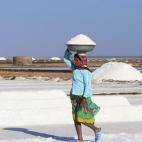 Una mujer india recoge sal en las salinas cercanas a Dhrangadhra, Gujarat.