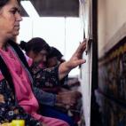 Estas mujeres trabajan en una pequeña fábrica de alfombras en Kostandovo (Bulgaria).