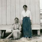 Una mujer y Olga Romanov (a la derecha).