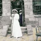 Anna Virubova, la mejor amiga y confidente de la zarina Alejandra Feodorovna, y Olga Romanov.