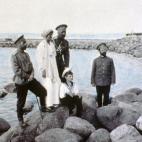 El zar (a la izquierda) y su familia.