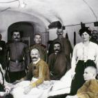 Anastasia (a la izquierda) y Mar&iacute;a visitan a soldados en el hospital.