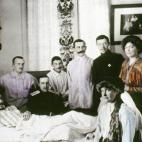 Anastasia y Mar&iacute;a visitan a soldados en el hospital.