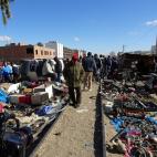 Las vías del ferrocarril que contribuyeron a construir los españoles se convertido en un espacio para mercadillos en Kasserine.