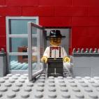 "Lo hice tan rápido por varias razones. En primer lugar, yo sabía lo que quería con cada foto," dijo. "En segundo lugar, todos mis LEGO están ordenados por color y tipo de ladrillo, por lo que es muy fácil encontrar piezas y partes. En terc...