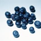 Esta fruta azul está llena de propiedades para la salud. Ayuda a prevenir las enfermedades cardiovasculares y la diabetes, frena los resfriados, fortalece las defensas y además es un aliado para curar la cistitis.