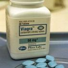 Ningún medicamento había ha tenido nunca antes apellido colorido hasta que llegó la Viagra. Entonces todo el mundo empezó a hablar de "la pastilla azul". Porque sí, ese es el color de este vigorizante sexual del que ya todo el mundo conoce ...