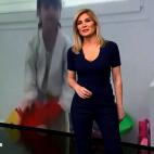 Sandra Golpe se despide un jueves diciendo "hasta el lunes". Al darse cuenta del error, vuelve corriendo al plano: "Uy, no. Hasta ma&ntilde;ana".