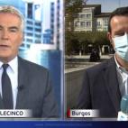 Un espont&aacute;neo pasa por detr&aacute;s del reportero montado en una bicicleta y grita: &ldquo;Periodistas asesinos&rdquo;.