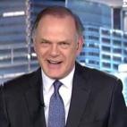 Pedro Piqueras se parte de risa mientras relata un v&iacute;deo en el que se ve&iacute;a a personas haciendo ejercicio en casa pero sufriendo percances.