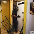 Andrés Kudacki afirma que él hace las fotos para "documentar", pero tiene que "armarse de fuerza" para trabajar mientras la gente está "a punto de perderlo todo". En la imagen, la policía irrumpe en la vivienda de Maria Isabel Rodríguez Rom...