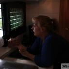 Verónica Ariza llora mientras sujeta la mano de su marido y se encierra en su apartamento durante su desahucio en Madrid, en noviembre de 2013. Hace 15 meses que dejaron de pagar a Bankia la renta del piso, cuando él se quedó sin trabajo, y a...