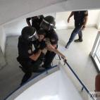 La Policía desaloja a los activistas que tratan de impedir el desahucio de Susana Montoya en Madrid, en julio de 2013. Montoya y su marido tienen tres hijos y, desde hace un año, ocupan un piso de la Empresa Municipal de la Vivienda al no pode...