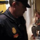 María Isabel Rodriguez Romero llora ante la llegada de la Policía para desahuciarla junto con su familia en Madrid, en septiembre de 2013.