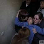 Soledad Carrasquilla Delgado, de 53 años, desempleada -en el centro de la imagen- recibe ayuda de su hija -a su derecha-; de su hermana, a su izquierda; de su marido -en la parte superior izquierda- y de dos miembros de la Plataforma de Afectad...