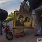 Amigos y activistas ayudan a Verónica Labradas a sacar fotografías y bolsas tras haber sido desahuciada por la Policía en Madrid, en octubre de 2014.