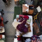 Efrén González, de 68 años, tapa a su nieta, que duerme en la calle tras haber sido desahuciados en Madrid en septiembre de 2013. Efrén Rodríguez González y los seis miembros de su familia vivieron en un piso de la EMVS (Empresa Municipal ...