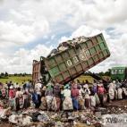 Un camión cargado de residuos llega hasta el basurero de Siem Reap (Camboya). Se estima que en este lugar trabajan unos 20 menores de edad con sus familias.
