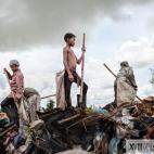 Kon Mai, de 15 años, encima de una montaña de basura. Comenzó a trabajar en el basurero con 12 años y tuvo que dejar de estudiar porque sus padres continuamente necesitaban ir de un lugar a otro buscando trabajo. Ellos también trabajan en e...