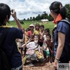 Un turista japonés se fotografía con los niños que trabajan en el basurero. Los turistas dan caramelos y hacen fotos a los menores. La ciudad tiene el vertedero como atracción turística con una ruta especial incluida.