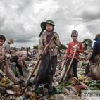 Sueun Chany, 14 años, comenzó a trabajar con 11 en el vertedero. Su familia la forman siete personas. En el futuro le gustaría ser profesora.