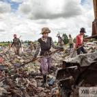 Hael Kemra tiene 15 años y en el futuro querría ser profesora de inglés. Comenzó a trabajar en el basurero con 10. Fue su madre quien la llevó allí para que ganara dinero.