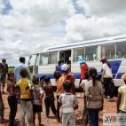 El autobús de turistas se marcha dejando atrás a los niños, a los que les han dado caramelos y con los que se han hecho fotos. Turistas coreanos, ingleses y japoneses visitan habitualmente el basurero de Siem Reap (Camboya).