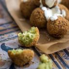 Se prepara con garbanzos, guisantes, cebolla, ajo, comino, cilantro y pan rallado. Aqu&iacute; puedes ver todos los pasos.