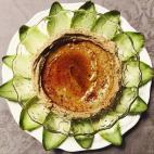 Bajo en calor&iacute;as, sano y delicioso. La salsa del centro se hace con queso fresco y el coraz&oacute;n de la alcachofa. Mira aqu&iacute; el paso a paso.