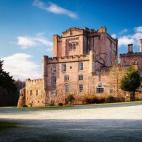 El Castillo de Dalhousie es uno de los muchos lugares encantados de Escocia. Se construyó en la Edad Media y hoy en día es un hotel de lujo. En él vive el fantasma de Lady Catherine desde el siglo XVI. La joven mantuvo un romance con el dueñ...