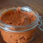 El color rojo lo aportan el piment&oacute;n y los tomates deshidratados. La lista completa de ingredientes puedes verla en Cookpad.