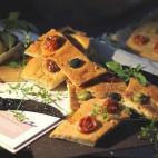 Este plato representa uno de los platos italianos m&aacute;s sencillos, sin embargo tiene un gran n&uacute;mero de adeptos. Esta variante de Focaccia aporta mucha energ&iacute;a con ingredientes vegetales.