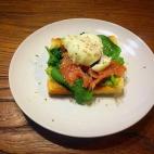 La combinaci&oacute;n de sabores de aguacate, salm&oacute;n ahumado y huevo nunca falla. Si quieres un aperitivo r&aacute;pido de preparar y con un resultado incre&iacute;ble, prueba a prepararte una de estas tostas.