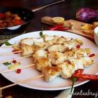 Pollo y verduras presentados en brochetas: un aperitivo perfecto para disfrutar de una receta sencilla y ex&oacute;tica.