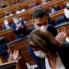 El presidente del Gobierno, Pedro S&aacute;nchez, aplaude la intervenci&oacute;n de la portavoz del PSOE, Adriana Lastra.
