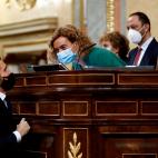 El l&iacute;der del PP, Pablo Casado, conversa con la presidenta de la C&aacute;mara, Meritxell Batet.