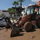 Destrozos en las calles y veh&iacute;culos en Alcanar