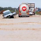 Los bomberos han tenido que rescatar a varias personas atrapadas en sus vehículos en Vinaroz