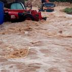 Los bomberos han tenido que rescatar a varias personas atrapadas en sus vehículos en Vinaroz