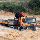Los bomberos han tenido que rescatar a varias personas atrapadas en sus vehículos en Vinaroz