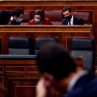 El l&iacute;der del PP, Pablo Casado, conversa con Teodoro Garc&iacute;a Egea y la portavoz de su grupo, Cuca Gamarra.